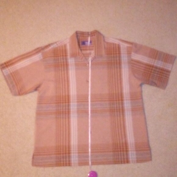 Short Sleeve Button Down Shirt: Light. 5 Button. Side Slit. Great Condition - Picture 7 of 8